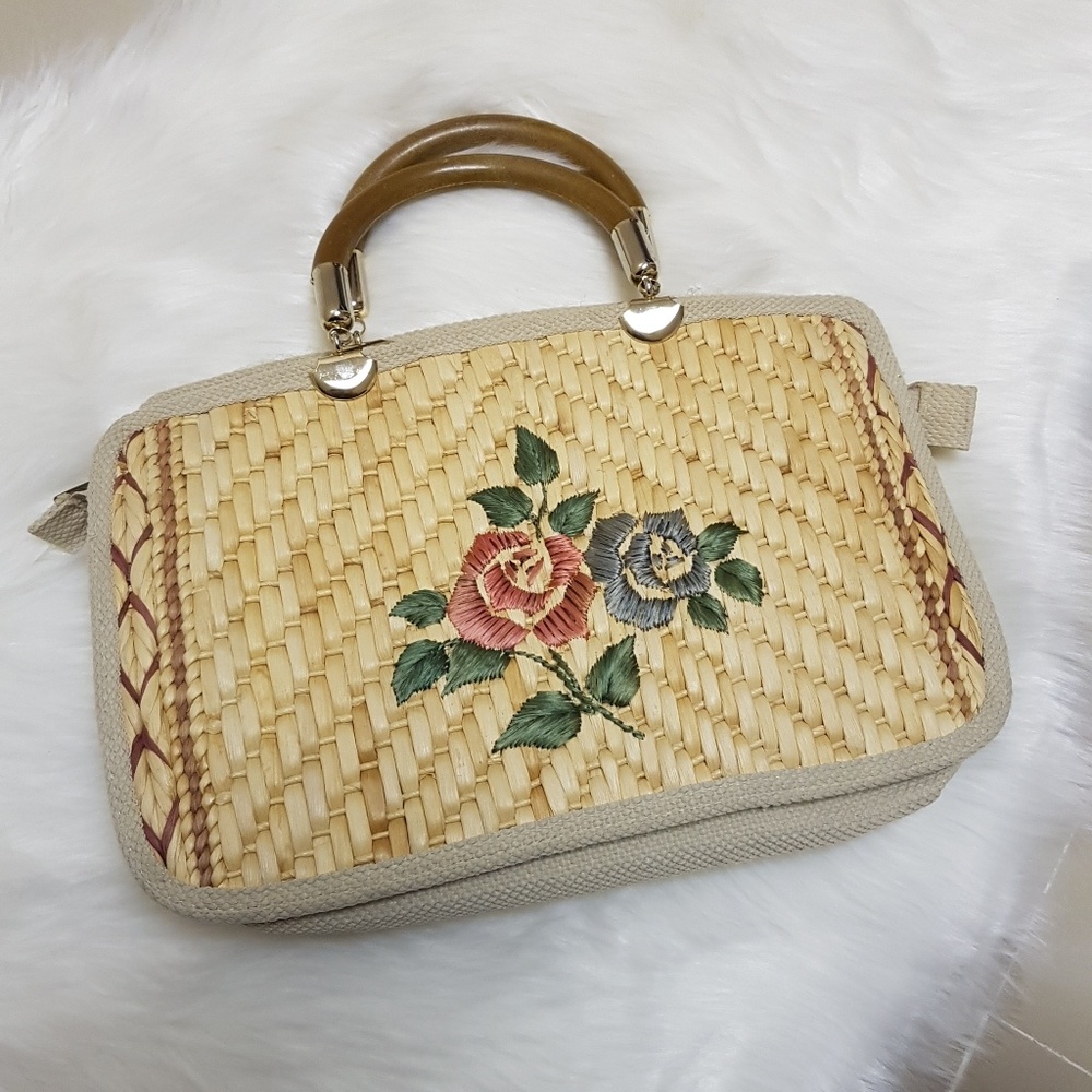 SALE!!Vintage floral embroidered straw bag wooden